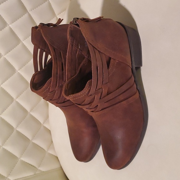BareTraps Shoes - NWT 8.5 Baretraps Genuine Leather Goldie 1in Heel Ankle Boots Brown Criss-Cross